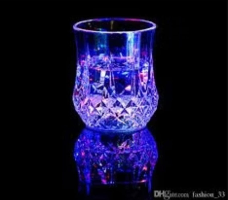 Copo acrílico de whisky 250ml com LED e sensor compre 1 leve 2